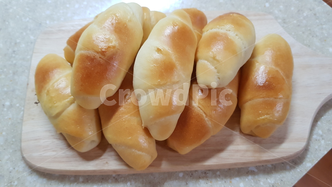빵,버터롤빵,식탁,음식,베이킹,나무도마,음식,식재료,요리,food,cook,meal,dishes,food reserves,빵,bread