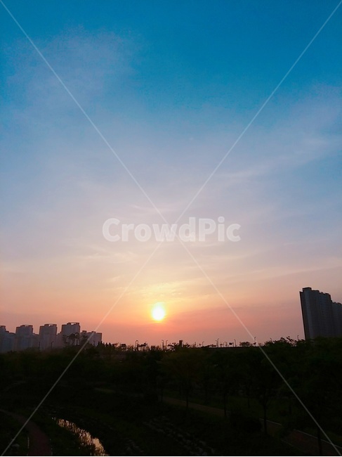 석양,노을,봄,구름,해,해질무렵,자연,풍경,nature,landscape,outdoors,옥외,sky,하늘,dusk,황혼,sunset,일몰,red sky,붉은 하늘,dawn,새벽,sunlight,햇빛