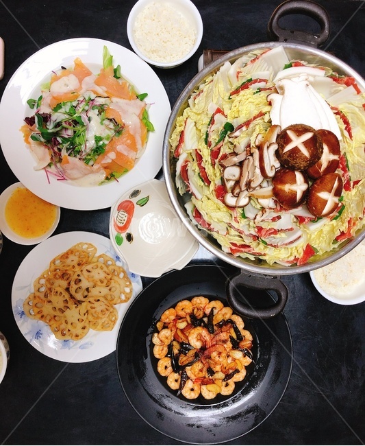dish,요리,food,음식,meal,bowl,사발,전골,감바스,샐러드,연어샐러드,샤브샤브,저녁,식사,새우요리,전골요리,연근,연어요리,버섯,배추