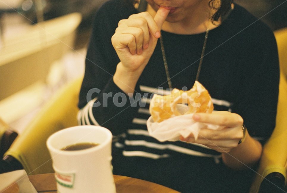 커피,도넛,스트라이프,후식,디저트,커피앤도넛,사람,인물,인간,human,person,신체일부,몸,body,여성,여자,woman,female,lady,음식,식재료,요리,food,cook,meal,dishes,food reserves,감성,sensible,feeling