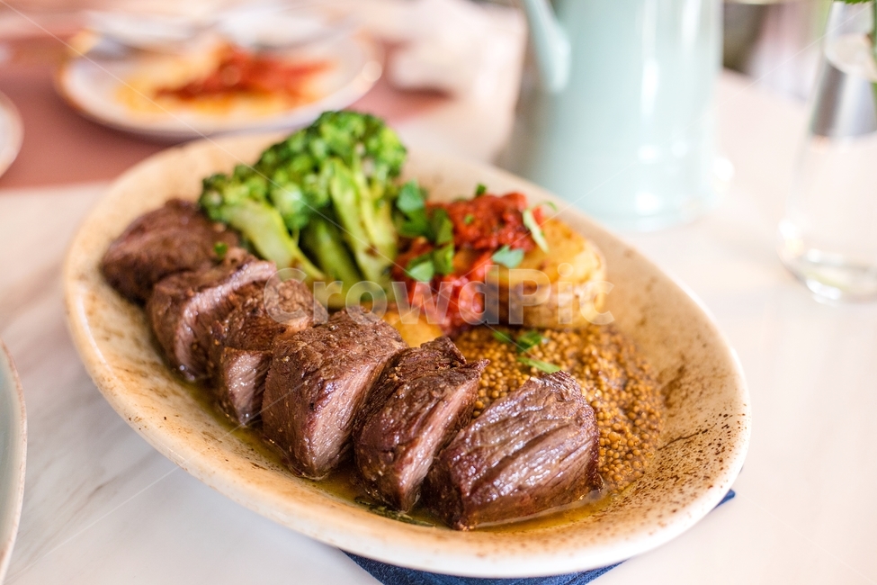 date,potatoes,steak,cook,restaurant,broccoli,beef,dishes,dinner,food,meal,salchisal,eating out,meat,ingredients,table,western food