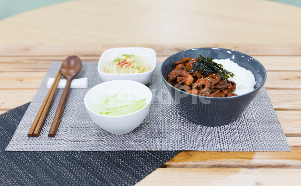 주꾸미,요리,다이어트,매운음식,식기류,건강식,조리법,그릇,테이블,식사,맛있다,먹다,별미,낙지,문어,맵다,짜다,준비,숟가락,식탁,붉다,해산물,바다요리,재료,배고프다,무침,볶음,식당,밥,볶다,젓가락,매콤하다,양념,음식,식재료,요리,food,cook,meal,dishes,food reserves,한식,한국음식,한국요리,korean food,korean dishes,korean meal,korean cook