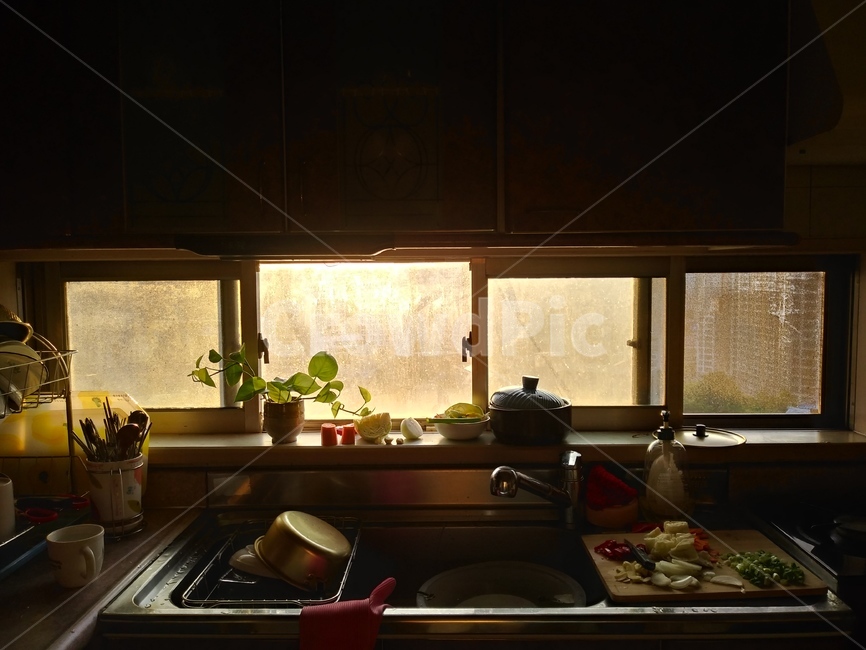 부엌,노을,일몰,정겨움,집,따스함,안락함,고향,가정,집밥,요리,kitchen,home,할머니집,밥,해질무렵,6시,아련,정갈,식재료,준비,채소,야채,vegetable,채식,채식주의,vegan,채식주의자,된장국,주방,키친,부엌,주방용품,요리도구,kitchen,kitchenware,cookroom,cookingutensil