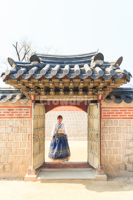 한복,경복궁,전통,여성,여인,여자,아름다운,궁,궁전,궁궐,고궁,의상,복장,고운,자태,규수,처녀,낭자,아씨,산책,나들이,문,대문,출입문,출입,햇빛,열린,의복,기와,지붕,한국전통,한국문화,korean traditional,korean culture,한복,한국전통의상,hanbok,korean traditional clothes,랜드마크,landmark,tourist attraction,한국랜드마크,한국관광지,한국명소,korea landmark,korea tourist attraction,사람,인물,인간,human,person,여성,여자,woman,female,lady,건축물,건물외관,exterior,building,structure,architecture,construction