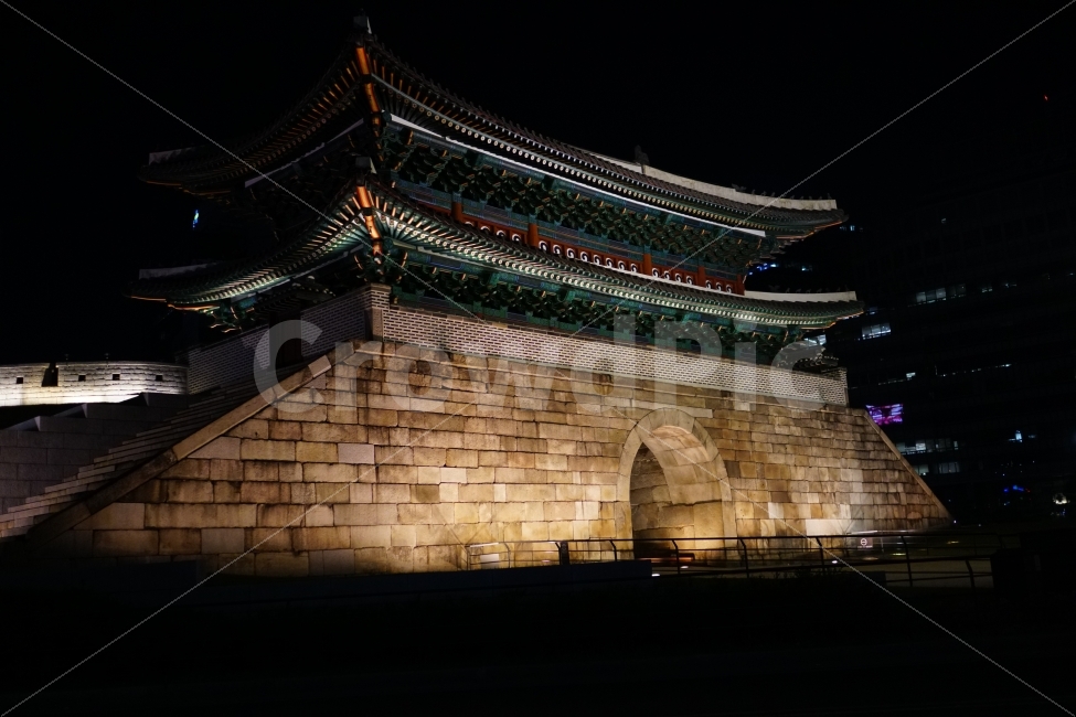 숭례문,남대문,성문,성곽,성벽,한옥,기와,지붕,건축,건물,조선,한국,서울,문화재,역사,도시,korea,seoul,야경,조명,빛,라이트,풍경,landscape,전통,조선시대,대한민국,histioy,방어,전쟁,전투,용마루,추녀마루,내림마루,잡상,와제,10신상,캐슬,castle,고성,한양도성,한국적인,야경,밤,풍경,nightscape,night,landscape,랜드마크,landmark,tourist attraction,한국전통,한국문화,korean traditional,korean culture,pagoda,탑,building,shrine,신사,worship,예배,architecture,건축물
