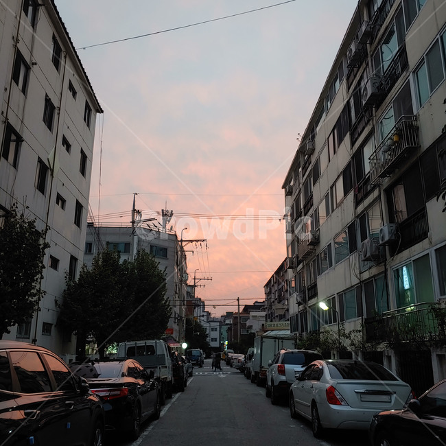 구름,하늘,아파트,도로,골목길,주차,자동차,노을,낡은,오래된,apart,sky,car,차량,automobile,vehicle,asphalt,아스팔트