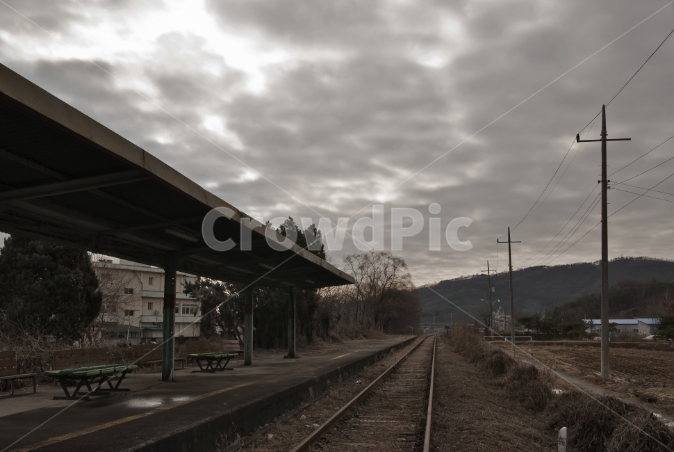 기차역,레일,하늘,폐역,고요함,시골,마을,풍경,landscape,country,rural,town,교통,교통수단,traffic,transportation,railway,철도,rail,train track,기찻길,bench,벤치