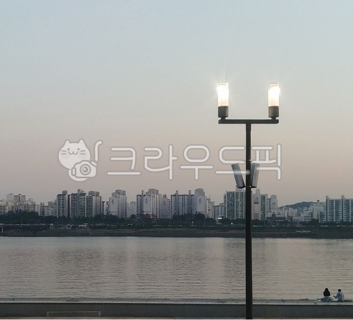 한강,한강공원,강,하늘,사람,가로등,커플