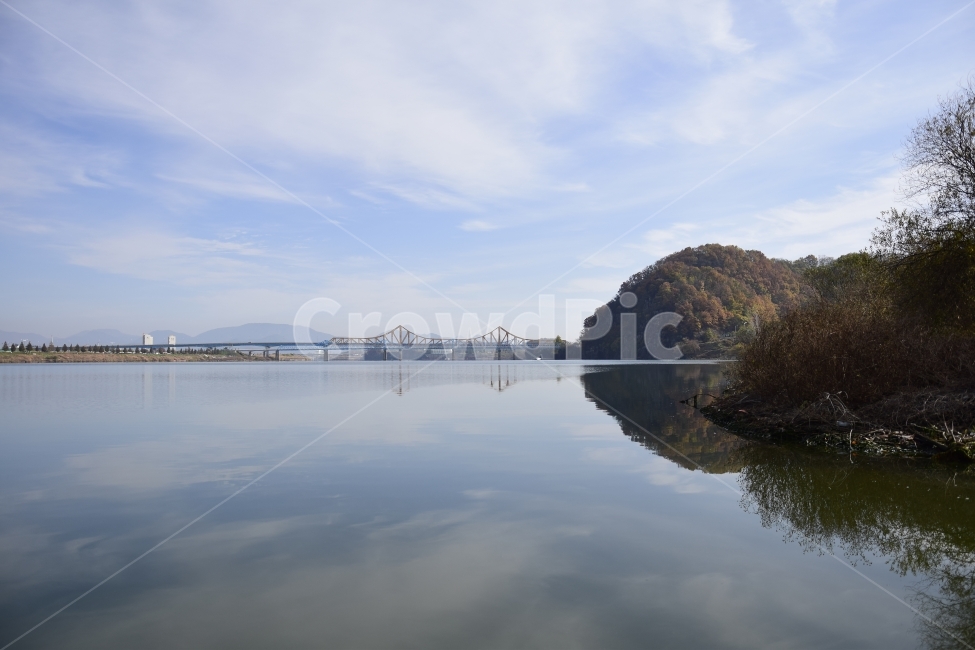 다리,푸른하늘,반영,낙동강,자연,물속,식수,Reflectingbluesky,Leg,Nature,Theinsideofthewater,Drinkingwatersource,자연,풍경,nature,landscape,한국자연풍경,한국자연경관,korea nature landscape,outdoors,옥외,land,땅,water,물,shoreline,해안선,ocean,대양,sea,바다