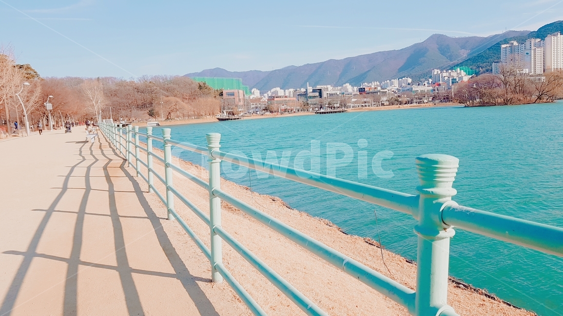 자연사진,강가,연못,공원,산책,그림자,울타리,도시,풍경,city,landscape,한국도시풍경,한국도시경관,korea cityscape,railing,난간,handrail,banister