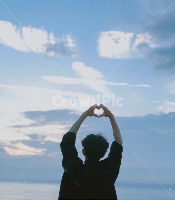 하늘,하트,인물,뒷모습,이쁜,남자,사람,인물,인간,human,person,남성,남자,man,male,감정표현,기분,feeling,emotion