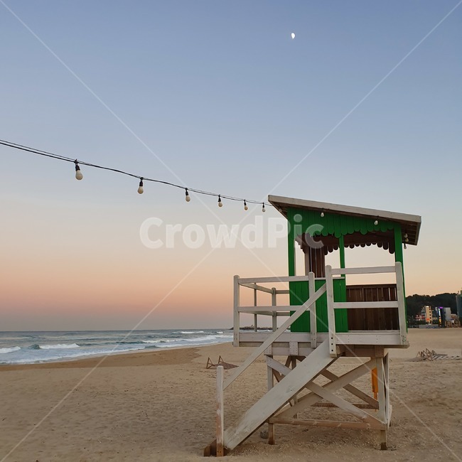 전구,porch,현관,patio,안마당,하늘,달,sky,moon,handrail,banister,난간