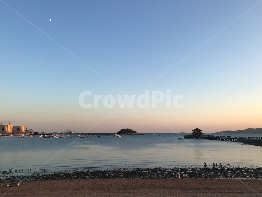 자연,물,바다,대양,옥외,해안선,해질녘,오후,건물,사람들,beach,beautiful,blue,buildings,china,chinaqingdao,evening,horizon,landscape,light,nature,ocean,orange,people,qingdao,sea,silhouette,sky,sun,sunrise,sunset,twilight,view,water