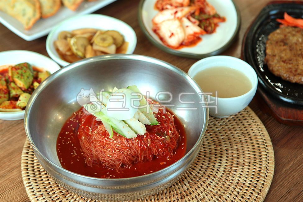 냉면,비빔냉면,후식냉면,육수,김치,먹거리,한국음식,달걀,계란오이,떡갈비,음식,식사,요리,면요리,면,소스,음식,식재료,요리,food,cook,meal,dishes,food reserves