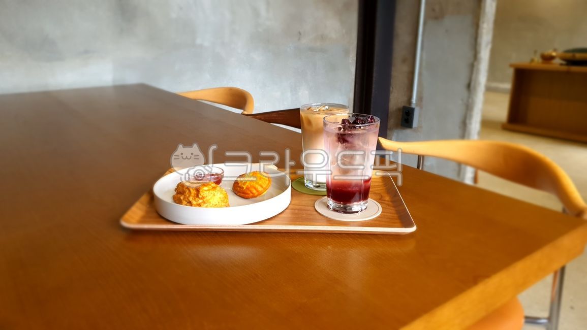 Bokbunja drink,bread,Madeleine,snack,Cafe Latte,Latte,cafe,dessert,scone,fruit drink,coffee,beverage