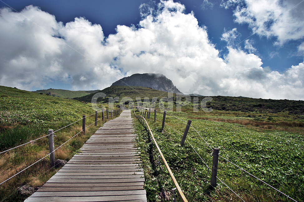 한라산,윗세오름,제주,영산,구름,운무,영실코스,자연,수풀,자연,풍경,nature,landscape,한국자연풍경,한국자연경관,korea nature landscape,제주도,jeju,jeju island,building,건물,boardwalk,산책로,bridge,다리