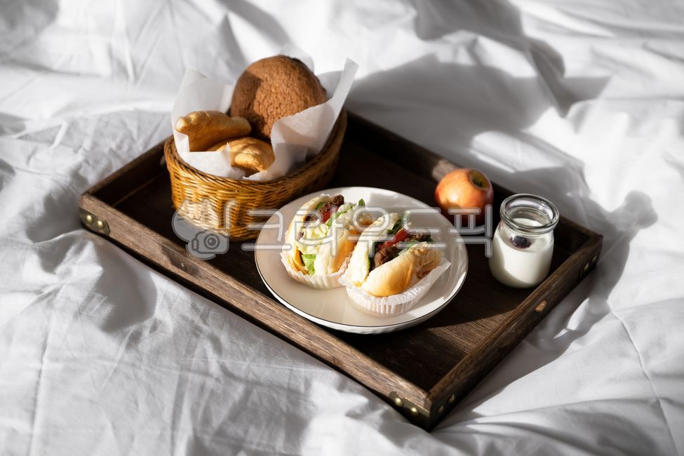 패스트리,크로아상,크루아상,빵,샌드위치,브런치,접시,트레이,쟁방,침대,이불,햇살,햇빛,분위기,감성,아침,우유,사과,요거트,식사,목재,나무,로맨틱,주택,집,라이프스타일,시골풍,디저트,하얀,흰색,복고,레트로,병,유리병,신선한,제과제빵,홈카페,아침식사,조식