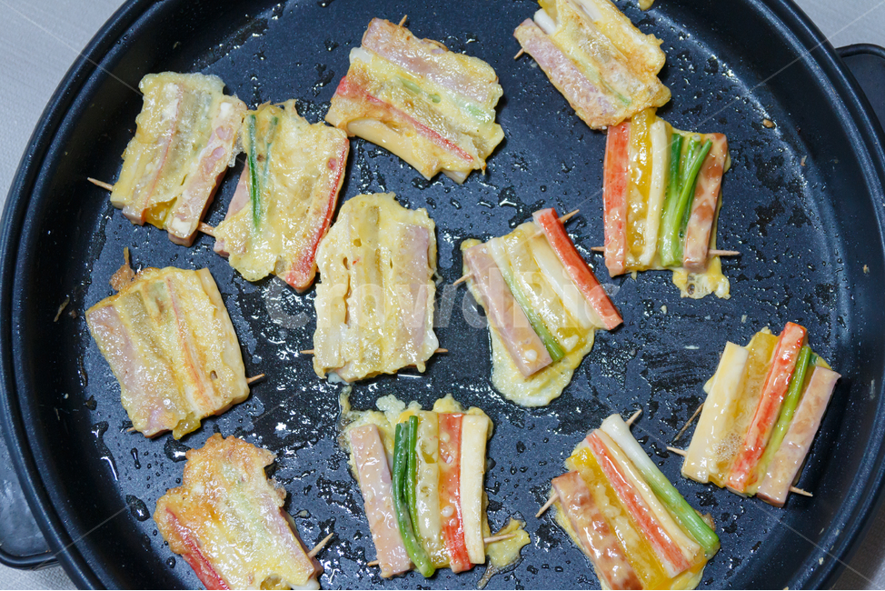 산적,명절준비,명절음식,꼬치,음식,전,추석,설날,한가위,적,햄,맛살,야채,이쑤시개,미니산적,단무지,색상,부침개,구이,부침,튀김,프라이팬,후라이팬,기름,계란,계란옷,요리,밀가루,한국음식,한국전통,한국문화,korean traditional,korean culture,음식,식재료,요리,food,cook,meal,dishes,food reserves,한식,한국음식,한국요리,korean food,korean dishes,korean meal,korean cook