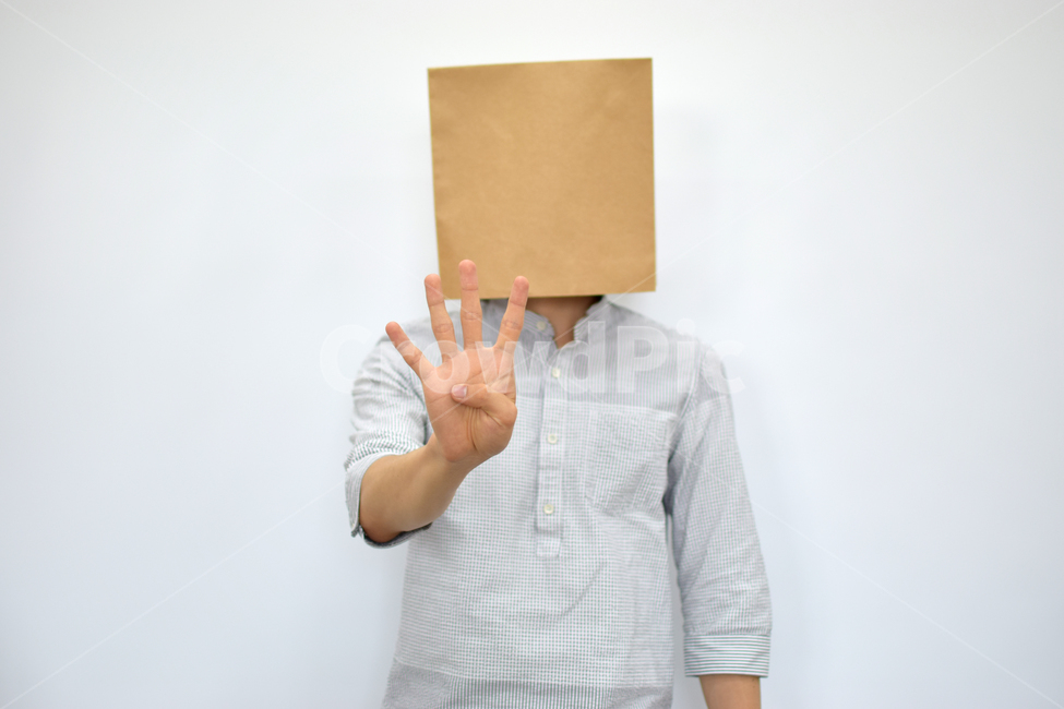 상자,종이,쇼핑백,얼굴,표정,제스처,모션,옷,남자,남성,사업,비즈니스,비지니스,소셜,왕따,친구,상사,직장,사회,종이얼굴,표현,의사소통,기업,국민,스트레스,손,팔,사람,인물,인간,human,person,손,제스처,표시,손짓,표현,gesture,hand,sign,expression,연출,컨셉,콘셉,direction,concept