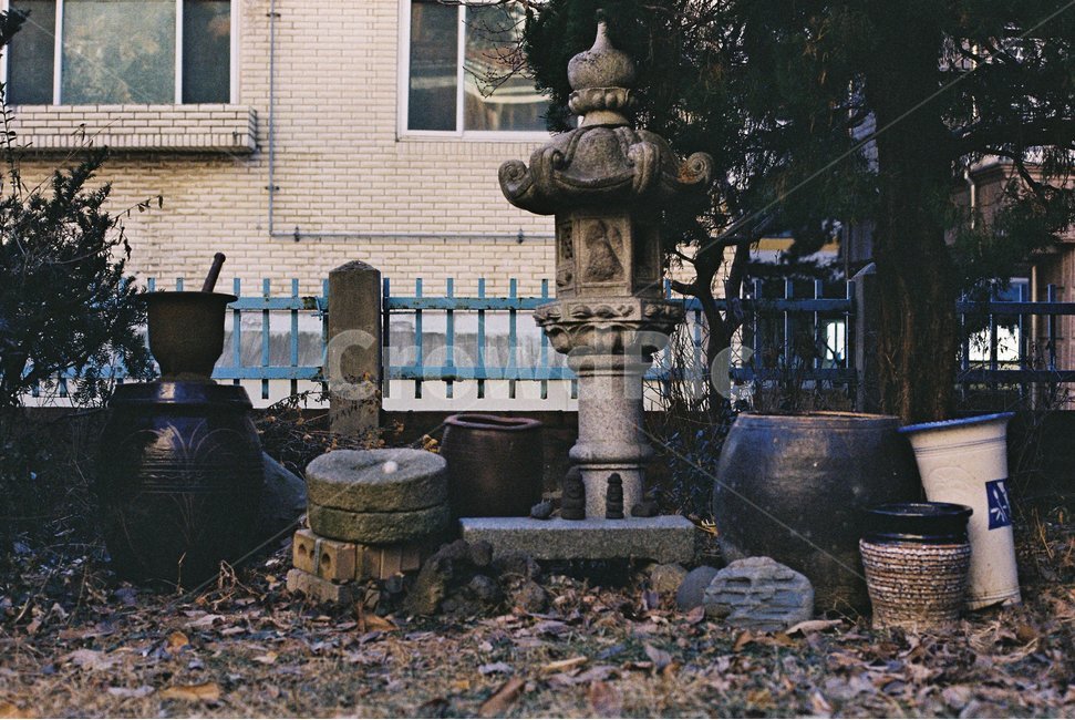마당,시골,그림자,건조함,항아리,조각상,동상,석상,조형물,statue,bronze statue,stone statue,감성,sensible,feeling