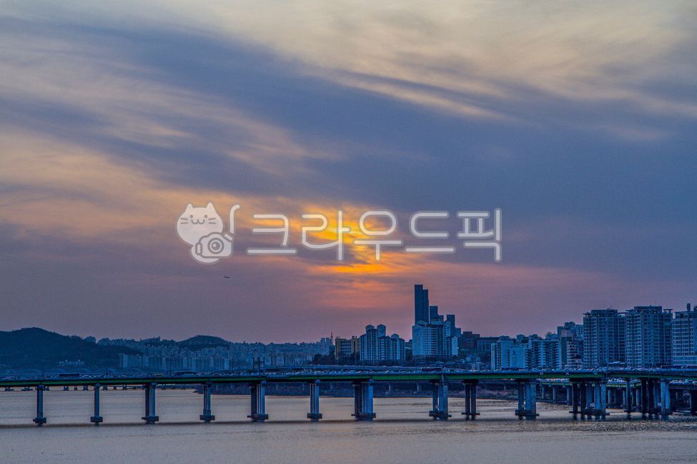 dusk,Gangbyeonbukro,Dongho Bridge,Olympic Boulevard,water,Hannam Bridge,building,Han River,cloud,Seoul,sunset,bridge