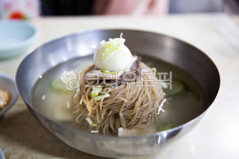 pyongyangcoldnoodle,boiled egg,noodles,traditionalkoreanfood,Light taste,beef,Korean traditional food,soba,sari,lighttaste,gravy,boiledegg,stock,Pyongyang Naengmyeon,Buckwheat noodles
