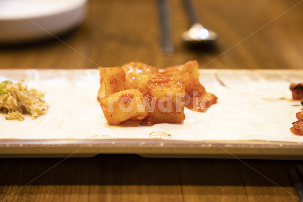깍두기,그릇,반찬그릇,식탁,전통음식,식재료,맛있는,반찬,식품,식사,김치,김장,발효,무우,매콤한,무,고춧가루,버무린,깔끔한,음식,생활