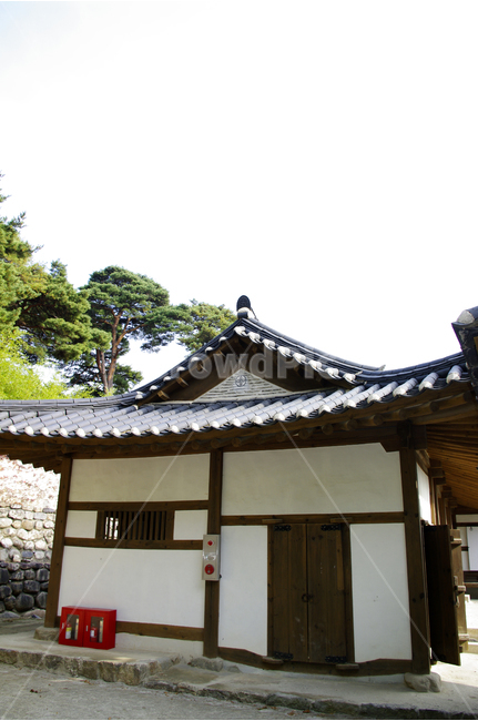 기와,지붕,기와지붕,한국,전통가옥,고택,한옥,오죽헌,하늘,한국전통,한국문화,korean traditional,korean culture,건축물,건물외관,exterior,building,structure,architecture,construction