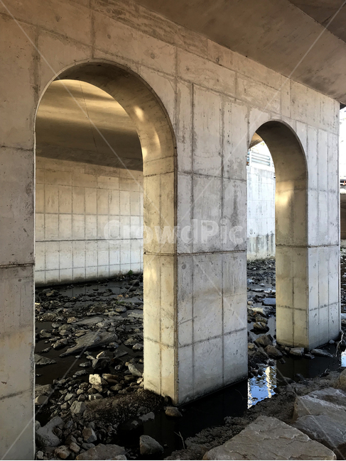 다리밑,콘크리트,교각,아치형,구조물,arch,bridge,concrete,하천,건축물,건물외관,exterior,building,structure,architecture,construction
