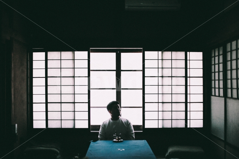 정란각,일본,인물,역광,필름,사람,인물,인간,human,person,남성,남자,man,male,감성,sensible,feeling,인테리어,실내디자인,interior design