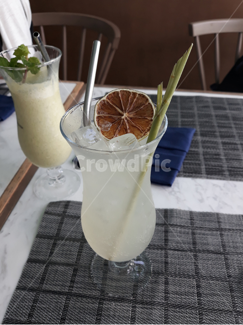 에이드,레몬,말린,과일,말려놓은,레몬에이드,얼음,음료수,빨대,식탁매트,테이블매트,디저트,컵,유리컵,유리잔,유리,글라스,테이블,식탁,매트,음식,음료,시원한,단면,음료수,drink,beverage