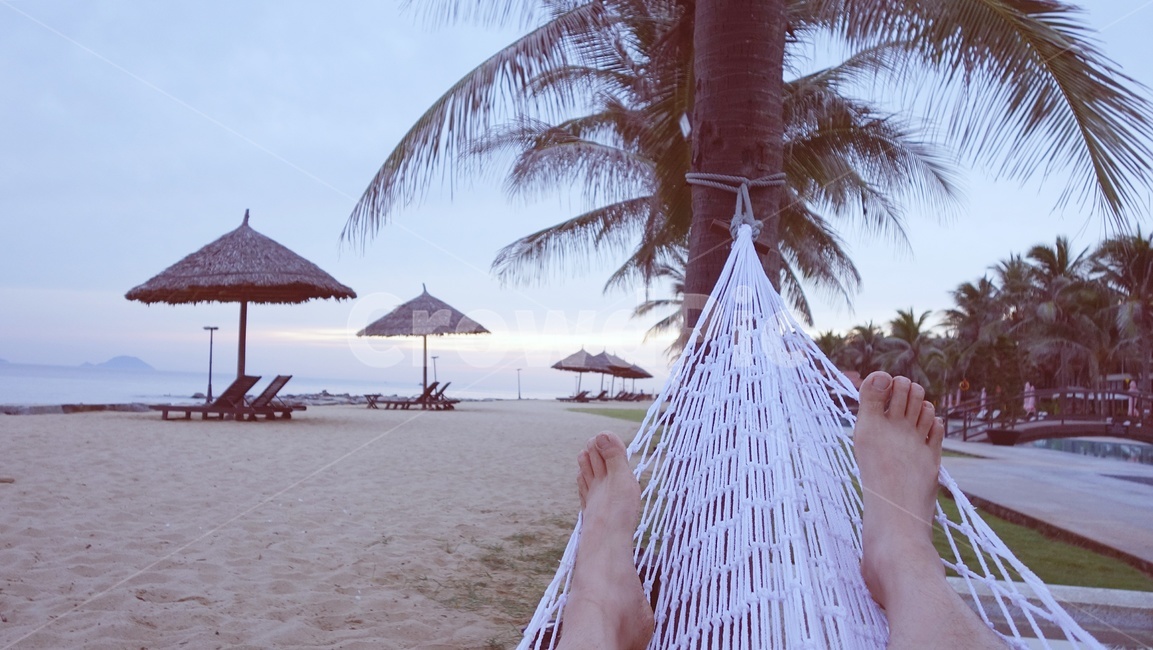 모래사장,해변,해먹,야자수,발,썬배드,여름,계절,summer,season,해변,바다,beach,sea,사람,인물,인간,human,person,신체일부,몸,body,여행,휴가,traveling,vacation,trip,furniture,가구