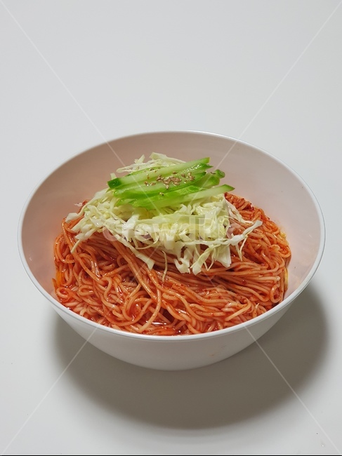 비빔국수,국수,잔치국수,매운국수,양배추오이비빔국수,음식,식재료,요리,food,cook,meal,dishes,food reserves,면류,면요리,noodles,한식,한국음식,한국요리,korean food,korean dishes,korean meal,korean cook