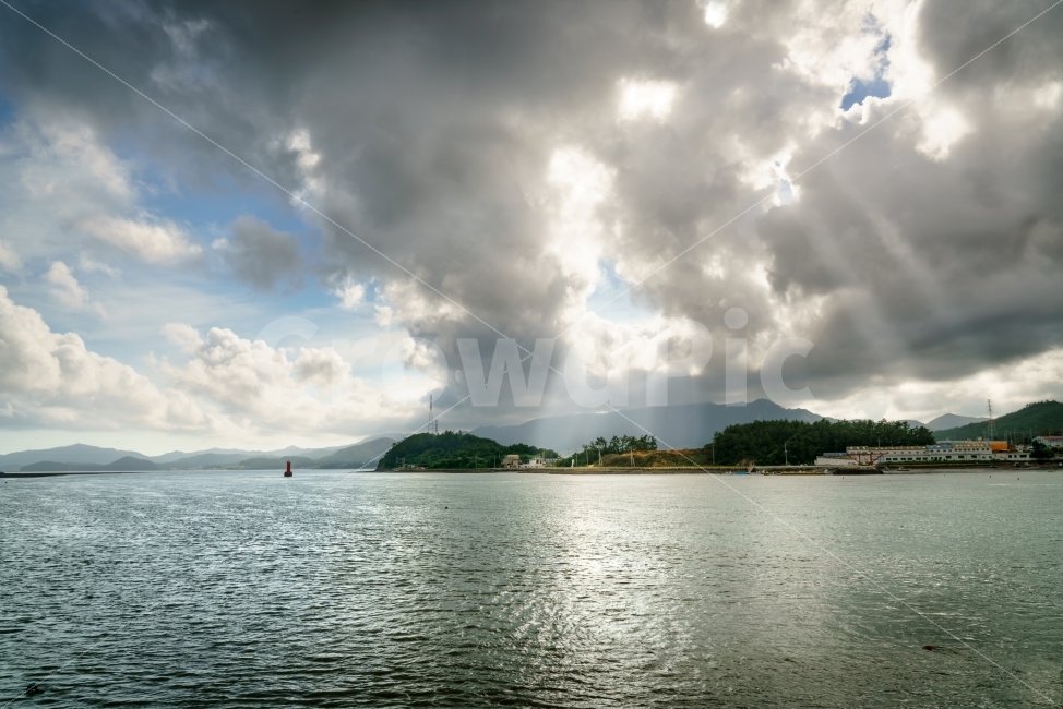 바다,시골,해변,빛내림,태양,구름,하늘,풍경,sea,ocean,beach,landscape,sky,sunset,자연,풍경,nature,landscape,outdoors,옥외,land,땅,대양,water,물,shoreline,해안선,weather,날씨,cloud,cumulus,적운