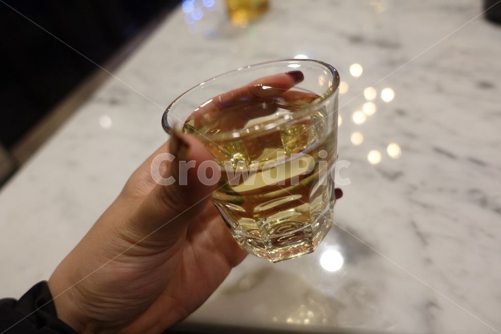 음식,food,meal,물,보리차,컵,유리컵,음료,마실것,water,drink,사람,인물,인간,human,person,신체일부,몸,body,음료수,drink,beverage
