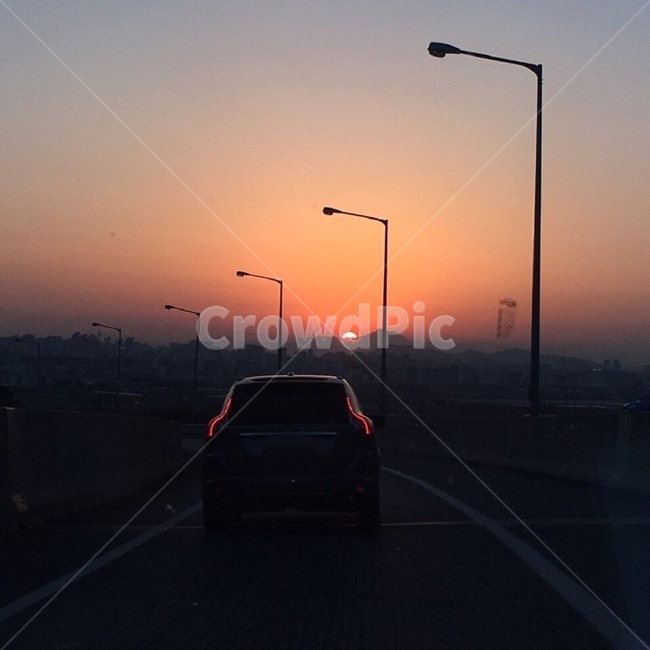 퇴근길,노을,태양,감성,하늘,풍경,가로등,도시,풍경,city,landscape,road,도로,car,차,transportation,교통,automobile,자동차,vehicle,차량,freeway,고속 도로,highway,고속도로