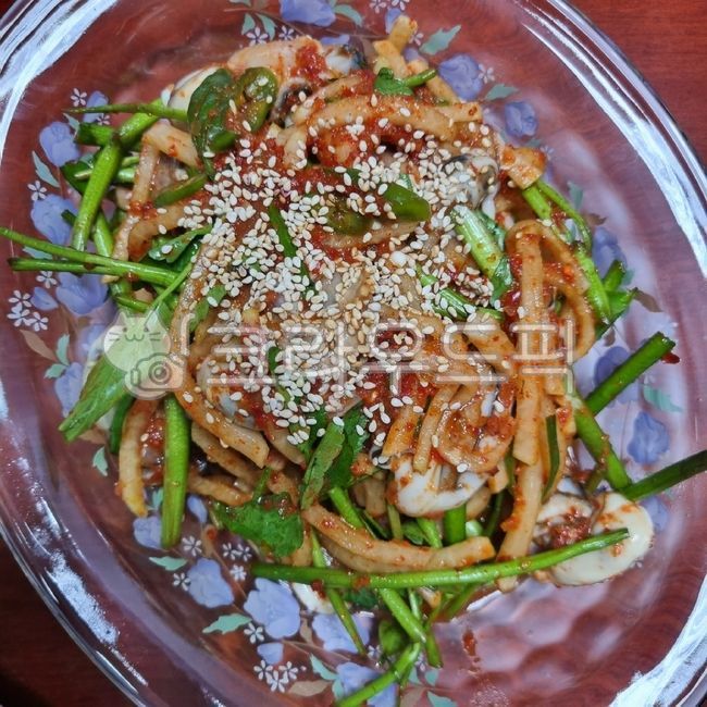 Tongyeong raw oyster salad,seasoning,water parsley,seasoned dish,Sesame seeds,plate,rawoysterdish,bowl,Tongyeong raw oyster dish,watercelery,Raw oyster dish,freshseasonedoysters,tongyeongsaenggulseasonedradish,cooking,glass bowl,koreanfood,Raw radish vege