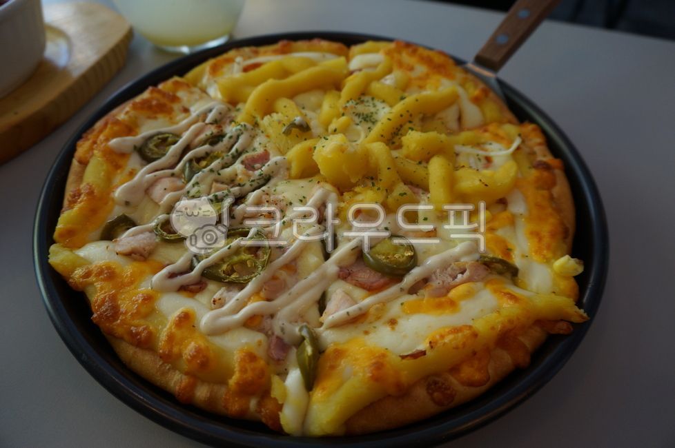 피자,고구마피자,치즈피자,dish,접시,food,음식,meal,식사,양식,밀가루,치즈,고기,야채,고기피자,치즈크러스트