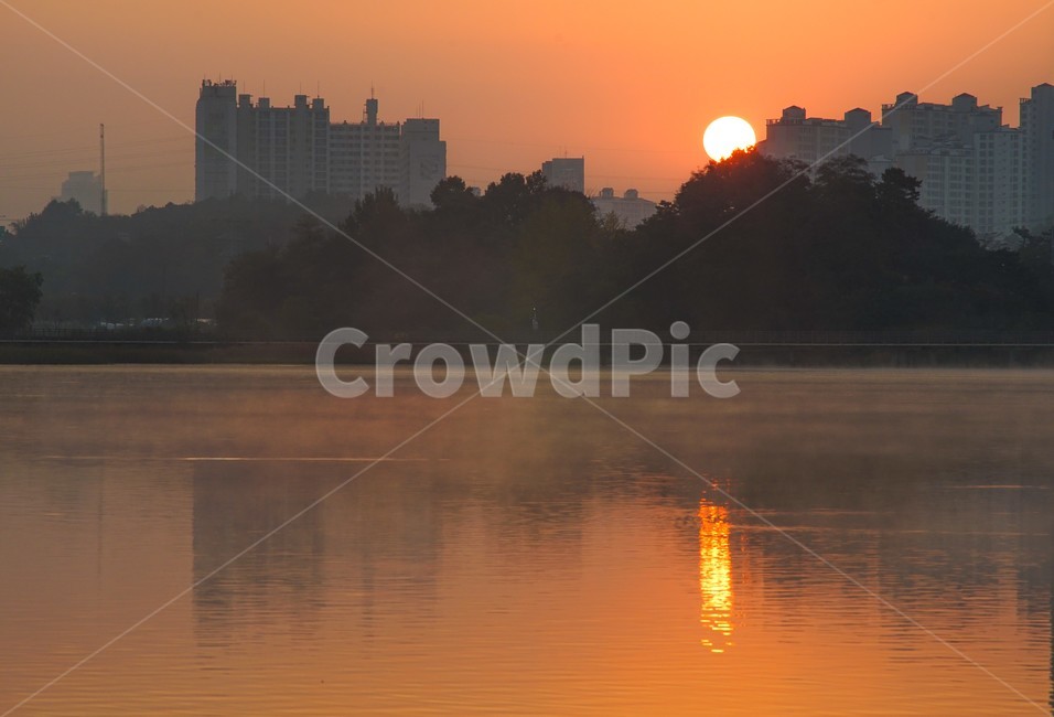 호수,해,태양,여명,건물,반영,투영,풍경,안개,물안개,도시,풍경,city,landscape,nature,자연,outdoors,옥외