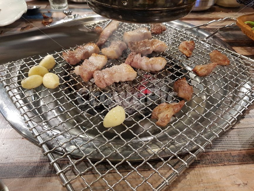 삼겹살,뒷고기,육즙,불판,숯불,술자리,존맛,꿀맛,고기굽기,굽기,연기