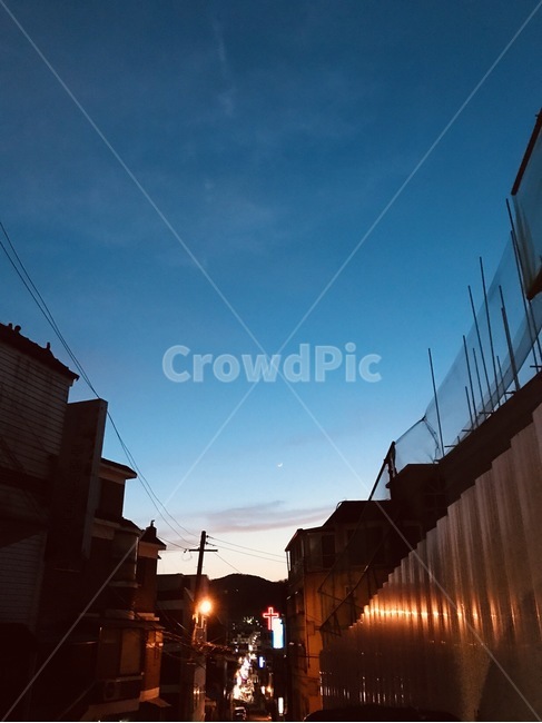 늦은오후,달,예쁜하늘,공사장,교회,건물들,야경,밤,풍경,nightscape,night,landscape,도시,city,한국도시풍경,한국도시경관,korea cityscape,골목길,alley,banister,난간,handrail
