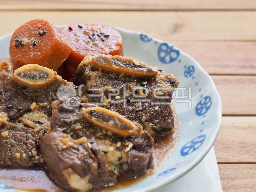 소고기,소갈비,스테이크,소고기스테이크,갈비찜,소갈비찜,음식,한국음식,요리,식사,배경,소스,고기,아시아음식,beef,beefrib,steak,beefsteak,galbijjim,beefribs,food,koreanfood,cooking,meal,background,sauce,meat,asianfood,전통음식,한국전통음식,반찬,traditionalfood,koreantraditionalfood,sidedish,접시,도자기접시,plate,porcelainplate