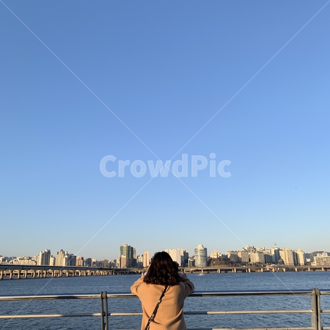 한강,하늘,뒷모습,여자,단발,코트,갈색,가방,파마,다리,물,건물,서울,힐링,도시
