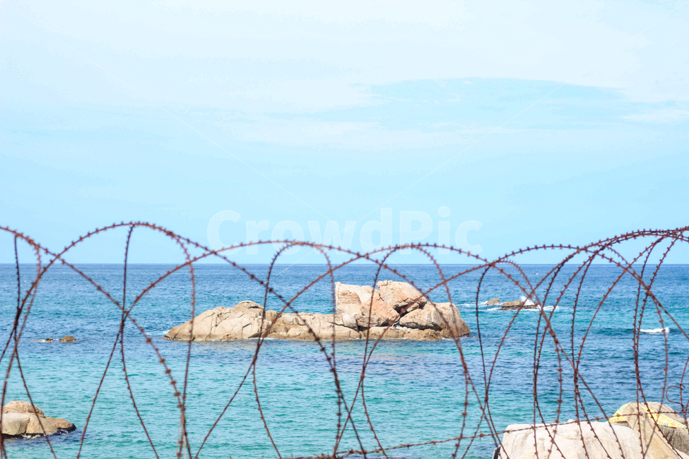 철조망,바다,감성사진,자유,구속,ocean,landscape,background,배경사진,sunny,화창한,파란,blue,자연,풍경,nature,landscape
