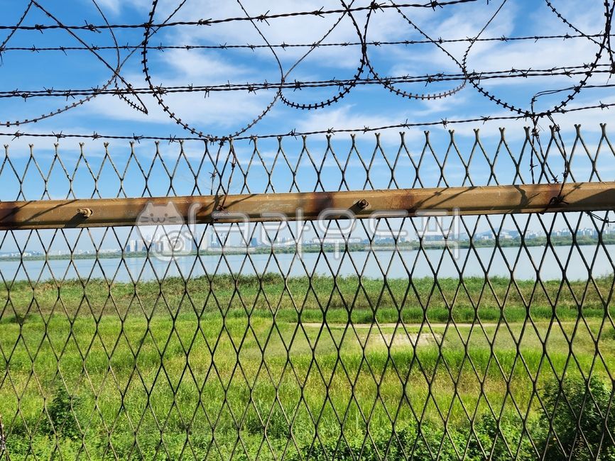 철망과한강,철망너머하늘,철망,한강,하늘