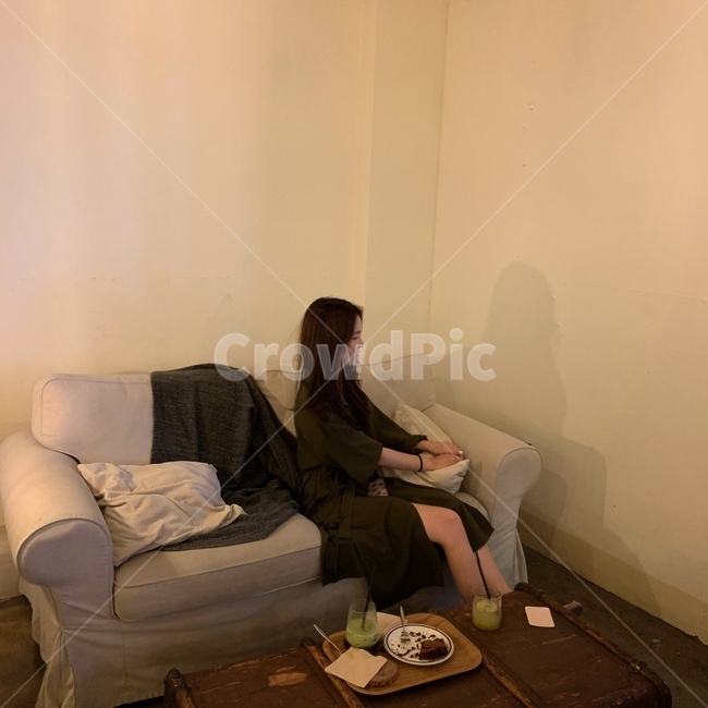 가구,여자,옆모습,예쁜여자,원피스,감성,분위기,girl,model,여성,카페,쇼파,얼굴표정,미소,웃음,style,패션,그림자,사람,인물,인간,human,person,여성,여자,woman,female,lady