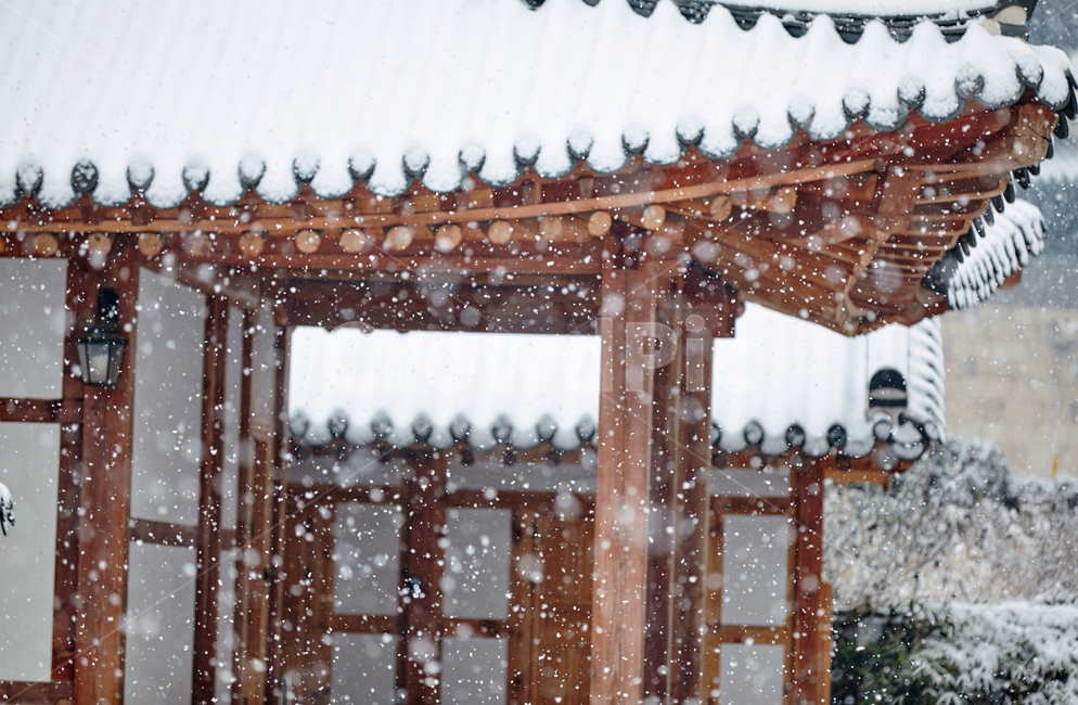 기와,지붕,목조주택,처마,눈,겨울,계절,winter,season,한국전통,한국문화,korean traditional,korean culture,건축물,건물외관,exterior,building,structure,architecture,construction