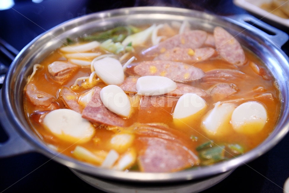 부대찌개,밥,부대찌게,음식,우동,버섯,라면,햄,소시지,쏘세지,콩나물,파,떡,스팸,식당,음식점,식사,메뉴,찌개,식재료,요리,한식,한국음식,한국요리,mushroom,ham,sausage,SPAM,food,cook,meal,dishes,koreanfood,koreandishes,음식,식재료,요리,food,cook,meal,dishes,food reserves,한식,한국음식,한국요리,korean food,korean dishes,korean meal,korean cook