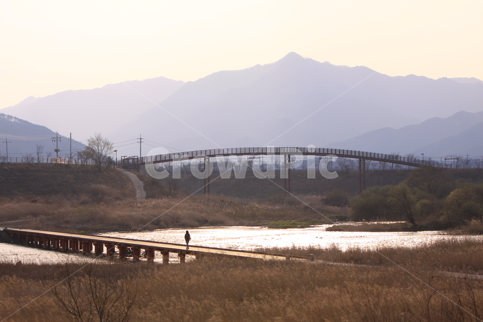 침실습지,곡성,저물녘,여인,사람,다리,먼산,실루엣,하천,가을,계절,fall,autumn,season,자연,풍경,nature,landscape,사람,인물,인간,human,person,building,건물,bridge