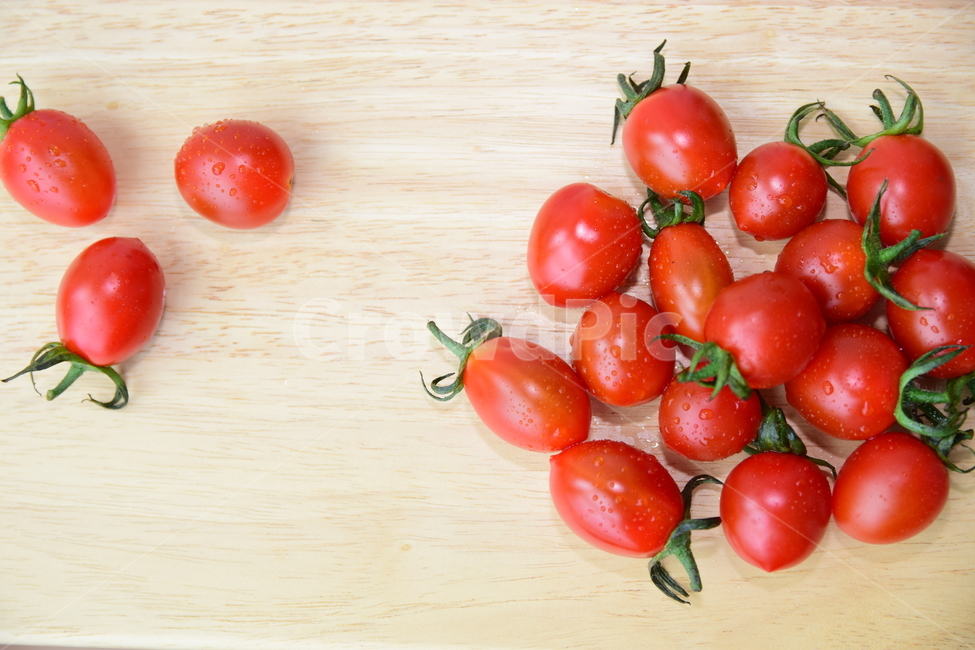 tap,directed,Cherry tomato,tomato,DP,dp,delicious,food,Red,red,Food Ingredients,ingredients,cutting board,board